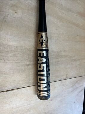 Easton Black and Gold Baseball Bat - Classic Logo Barrel